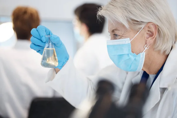 Science Échantillon Médecin Femme Senior Travail Dans Laboratoire Recherche Innovation — Photo