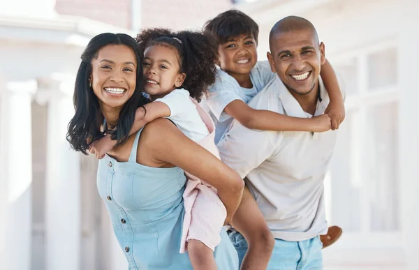 Portret Rodzina Plecak Świeżym Powietrzu Uśmiech Więź Podwórku Domu Szczęśliwy — Zdjęcie stockowe