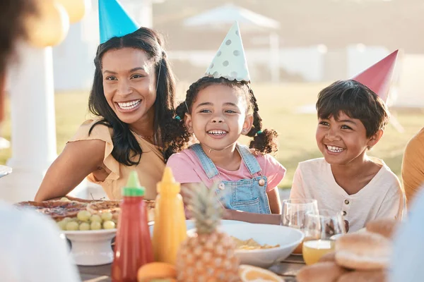 一个快乐的家庭在午餐或者在夏天为生日 庆祝或者烧烤而举行的派对上 和一个带着孩子的母亲一起在公园的桌子边笑 一起吃饭 一起参加一个有食物的活动 — 图库照片