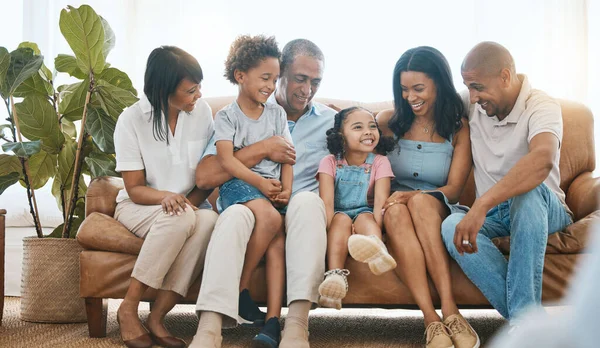 Família Avós Filhos Sofá Relaxar Felicidade Com Ligação Casa Amar — Fotografia de Stock