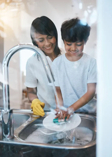 厨房水池里的妇女 男孩和碗碟 用于学习 清洁和卫生 并在家中得到照料 男孩和洗衣工玩肥皂 水和传授技能 做家务或阻止细菌 — 图库照片