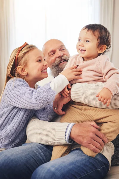 Nagyapa Gyerekek Játszani Boldogsággal Otthon Vidám Szórakozás Kötődés Szeretet Együtt — Stock Fotó