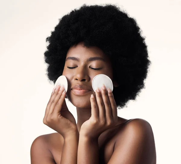 Afrikaanse Vrouw Huidverzorging Wattenschijfje Studio Met Afro Gezicht Cosmetica Met — Stockfoto