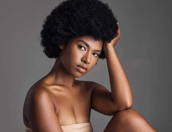 Natuurlijke Schoonheid Serieus Portret Zwarte Vrouw Met Afro Cosmetica Huidverzorging — Stockfoto