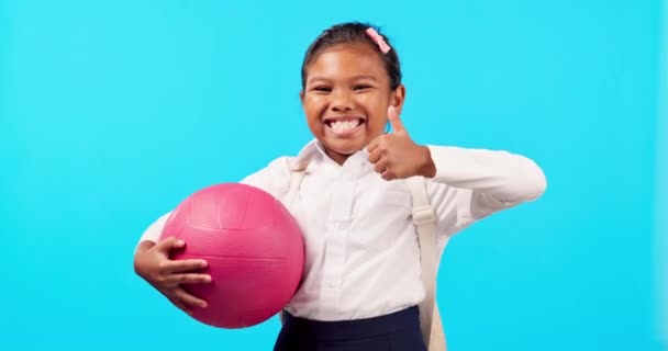 Glücklich Sportlich Und Kind Mit Erhobenem Daumen Auf Blauem Grund — Stockvideo