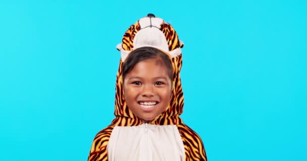 Ενθουσιασμένη Στολή Τίγρης Και Πρόσωπο Του Κοριτσιού Στο Στούντιο Απομονωμένο — Αρχείο Βίντεο