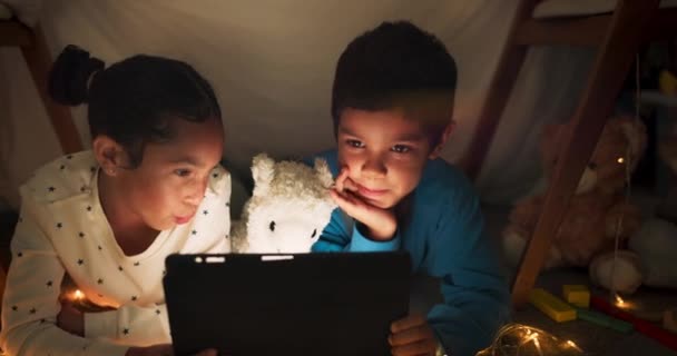 Noc Tablet Dzieci Streaming Namiocie Domu Rozmawiać Wideo Show Lub — Wideo stockowe