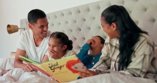 Libro Padres Hijos Riendo Dormitorio Con Lectura Enseñanza Aprendizaje Familiar — Vídeos de Stock