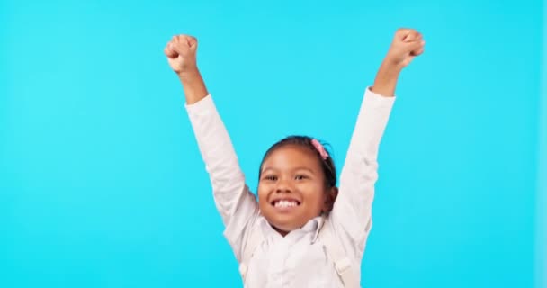 孩子们 动机和庆祝与一个蓝色背景的女孩在工作室里作为一个快乐的赢家 在胜利或成就中举起双臂的少女的画像 孩子和成功 — 图库视频影像