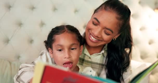 Читання Мати Дочка Спальні Книжкою Викладання Щасливий Час Навчання Родинному — стокове відео