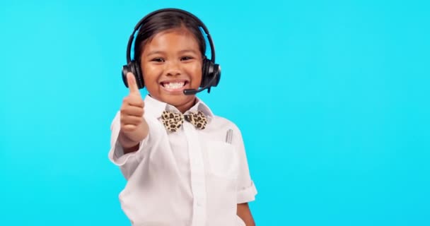 Dziękuję Dziewczyno Kciukami Górze Słuchawkami Niebieskim Tle Sukces Obsługi Klienta — Wideo stockowe