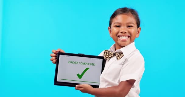 Ecommerce Portrét Dívky Tabletem Modrém Pozadí Pro Kompletní Cíl Úspěch — Stock video