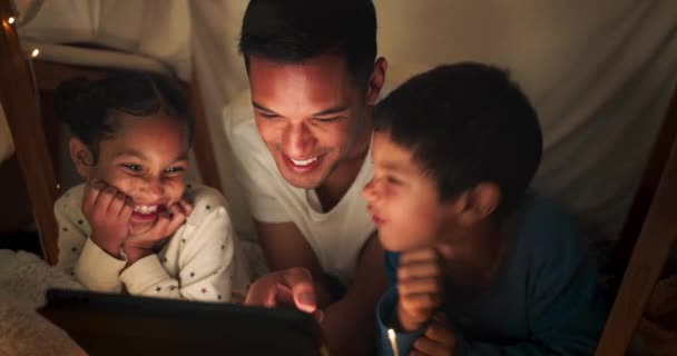 有趣的是 平板电脑和父亲带着孩子们在帐篷里流连忘返 他们喜欢网上视频 节目或电影 与晚上看喜剧的孩子们在一起 父母或爸爸都会放松 — 图库视频影像