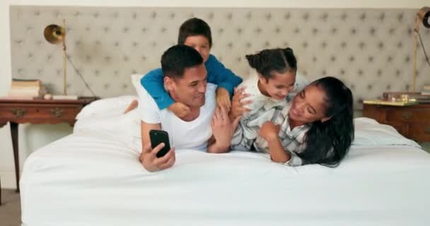 Telefon Selfie Rodzina Razem Łóżku Dla Szczęśliwego Portretu Pamięci Social — Wideo stockowe
