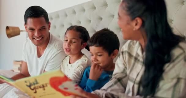 Mamá Papá Niños Felices Dormitorio Con Libro Lectura Enseñanza Aprendizaje — Vídeo de stock