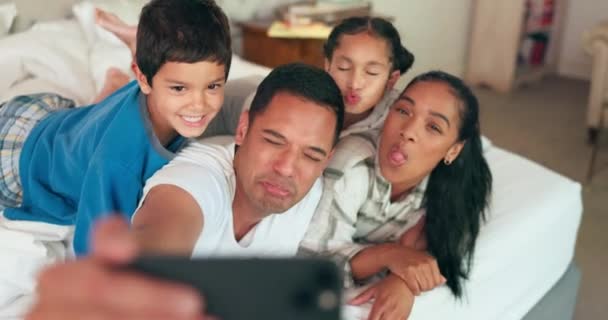 Zabawne Selfie Telefon Rodzina Razem Łóżku Dla Szczęśliwego Portretu Pamięci — Wideo stockowe