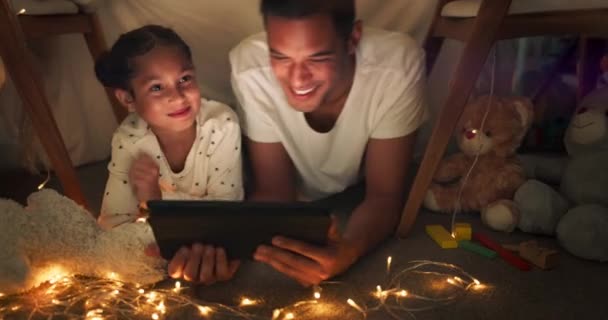 Boldog Tabletta Gyermek Csók Apa Egy Sátorházban Streaming Internetes Videó — Stock videók