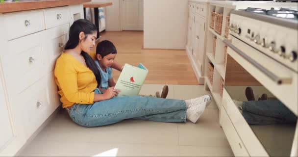Educación Lectura Del Libro Madre Con Niño Suelo Para Enseñanza — Vídeo de stock