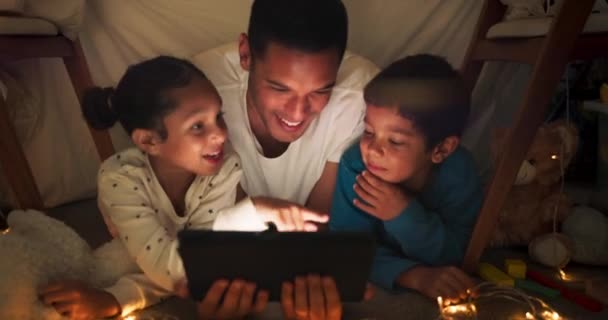 Nacht Vater Und Kinder Auf Dem Tablet Zelt Vor Filmen — Stockvideo