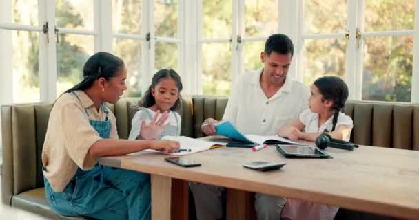 Schrijven Lesgeven Aan Kinderen Ouders Voor Thuisonderwijs Wiskundige Ondersteuning Helpen — Stockvideo