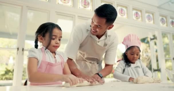 Cozimento Massa Pai Ensinando Suas Meninas Sobre Cozinhar Cozinha Sua — Vídeo de Stock