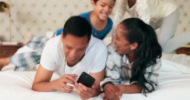 Oynamak Ebeveynler Çocuklar Telefonlarıyla Yataklarında Bağ Kurmak Hafta Sonu Sabahı — Stok video