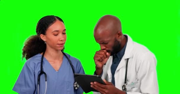 ヘルスケアのためのスタジオで緑の画面の背景に看護師とタブレット Covidマスクと医師 男性医療専門家との医学 研究と技術は クロマキーのモックアップに咳 — ストック動画