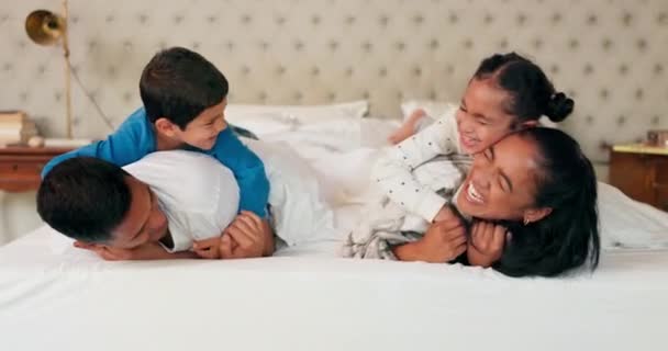 Мать Отец Счастливые Дети Кровати Играя Весело Проводя Время Семейном — стоковое видео