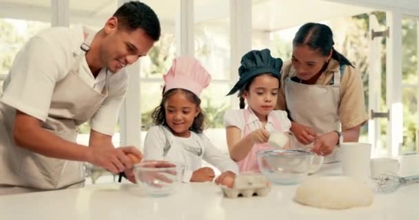配料和父母一起在厨房教孩子做饭 孩子或有姐妹的家庭从家里的爸爸妈妈那里学习食物 — 图库视频影像