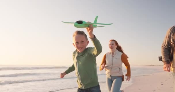 Famiglia Sorriso Giocare Con Aereo Spiaggia Vacanza Viaggi Estivi Tramonto — Video Stock