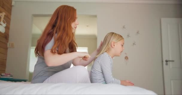 Conversa Mãe Escovar Cabelo Uma Criança Para Arrumar Conversar Juntos — Vídeo de Stock