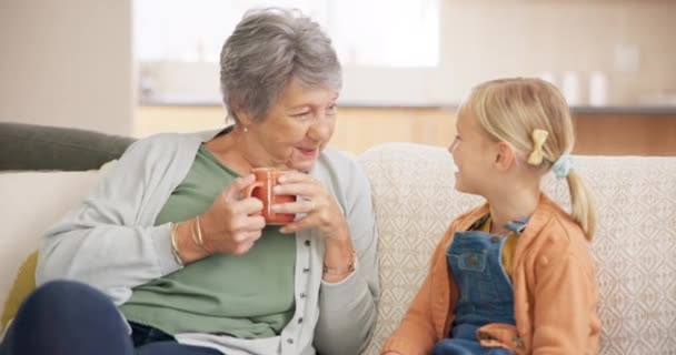 奶奶和孩子在客厅的沙发上聊天 谈话或建议 与咖啡 快乐的家庭和人们一起坐在沙发上讨论 — 图库视频影像