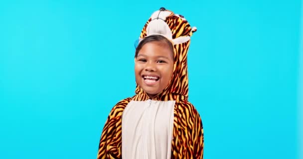 Тигриный Костюм Смешной Лицо Девушки Студии Изолированы Синем Фоне Макета — стоковое видео