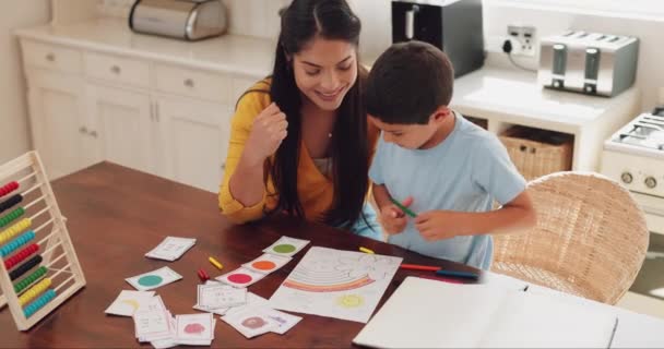 彼らの家族の家のダイニングルームで子供と一緒に宿題を書いて お母さん 自宅で数学学校のプロジェクトで子供を助ける知識 若い母親 — ストック動画