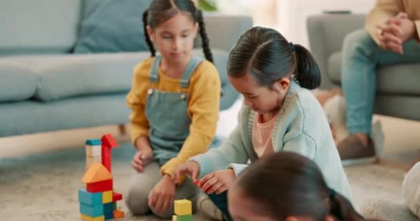 快乐和孩子们在家里玩玩具 以达到粘合 时间或儿童成长的目的 兄弟姐妹和孩子们在游戏日学习平板电脑 积木和在客厅里放松身心 — 图库视频影像