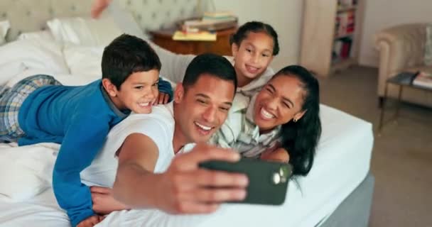电话和家人一起睡在床上 为快乐的肖像画 记忆和社交媒体贴上亲密 美好的时光或周末 妈妈和孩子们在卧室里醒来 放松一下 — 图库视频影像