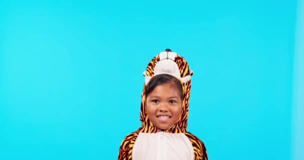 Çocuklar Motivasyon Kutlama Mavi Arka Planda Neşeli Kostümlü Bir Kızla — Stok video