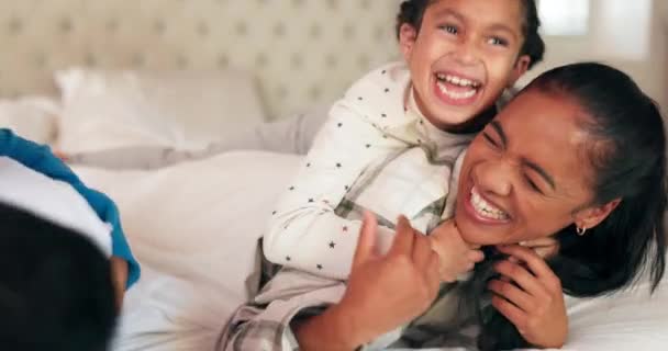 Familie Fericită Părinți Copii Pat Jucându Îmbinându Acasă Dimineața Weekend — Videoclip de stoc