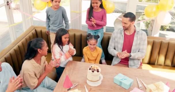 Bolo Aniversário Aplausos Celebração Crianças Felizes Amigos Festa Pessoas Animadas — Vídeo de Stock