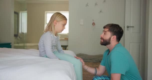 Liefde Vader Knuffelt Zijn Dochter Praat Haar Slaapkamer Hun Huis — Stockvideo