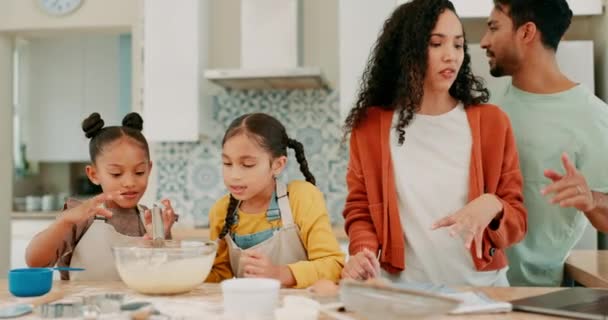 Notebook Řešení Problémů Pečení Rodiny Kuchyni Spolu Rodiči Kteří Učí — Stock video