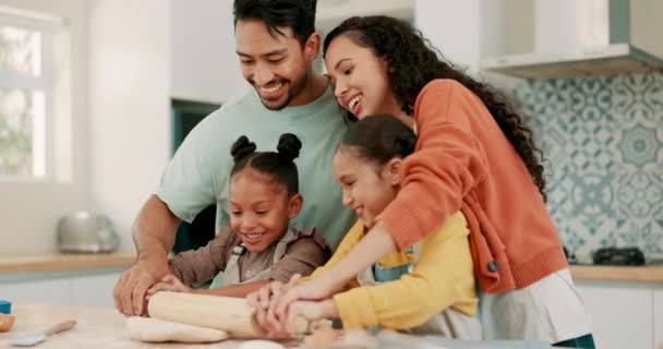 Cozimento Rolo Uma Família Cozinha Juntamente Com Pais Ensinando Seus — Vídeo de Stock