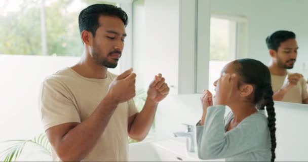 Papa Mädchen Mit Zahnseide Und Zähneputzen Mit Schnur Oder Hilfe — Stockvideo