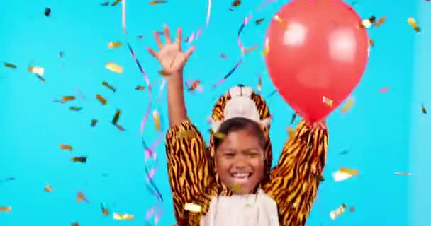 Zabawny Kostium Tygrysa Twarz Dziecka Święto Balonami Konfetti Izolowane Niebieskim — Wideo stockowe