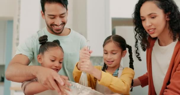 和父母一起在厨房里一起搅拌 搅拌和烘烤 教他们的女儿们食物 与孩子们一起学习如何从父母那里做饭的碗 指南或纽带 — 图库视频影像