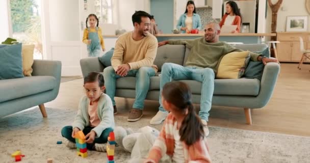 Família Sala Estar Crianças Brincam Com Brinquedos Para Vínculo Tempo — Vídeo de Stock