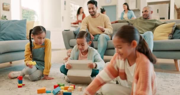 Família Casa Crianças Brincam Com Brinquedos Para Vínculo Tempo Qualidade — Vídeo de Stock