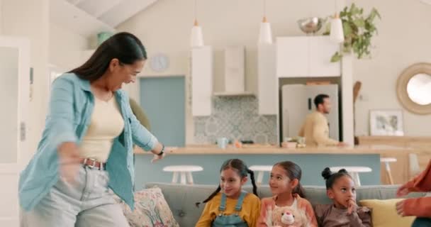 Gelukkige Grote Familie Woonkamer Met Ouders Kinderen Liefde Een Huis — Stockvideo