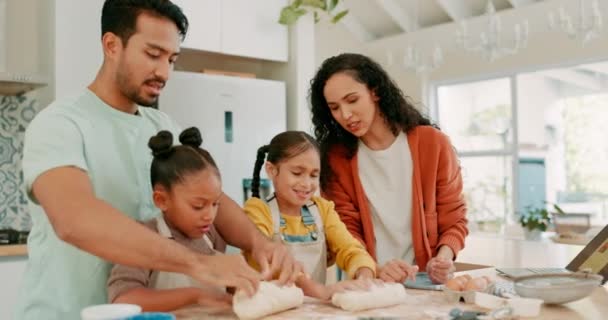 Familie Backt Gemeinsam Der Küche Teig Für Abendessen Abendessen Oder — Stockvideo