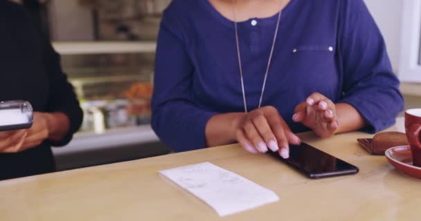 Hænder Betaling Kvinde Cafe Kunde Med Servitrice Gør Nfc Transaktion – Stock-video